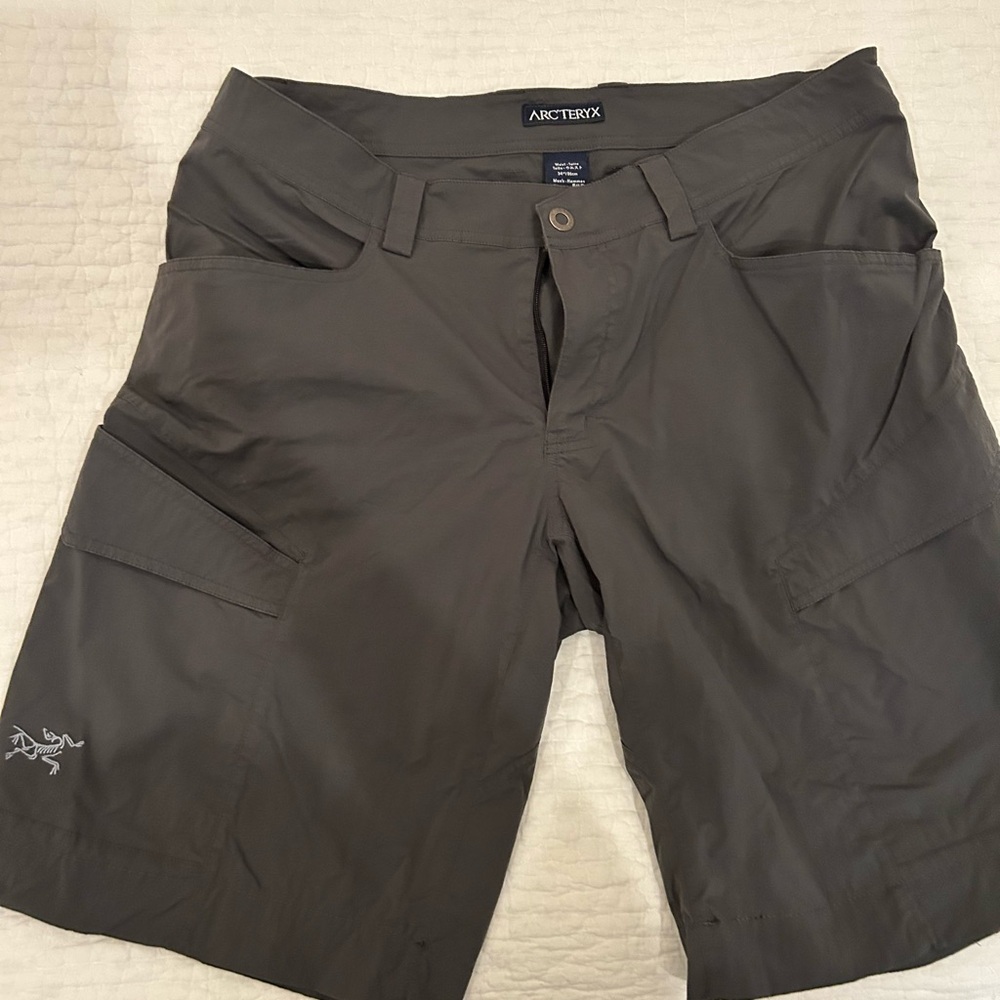 Arc'teryx Men's Cargo Shorts in Dark Olive